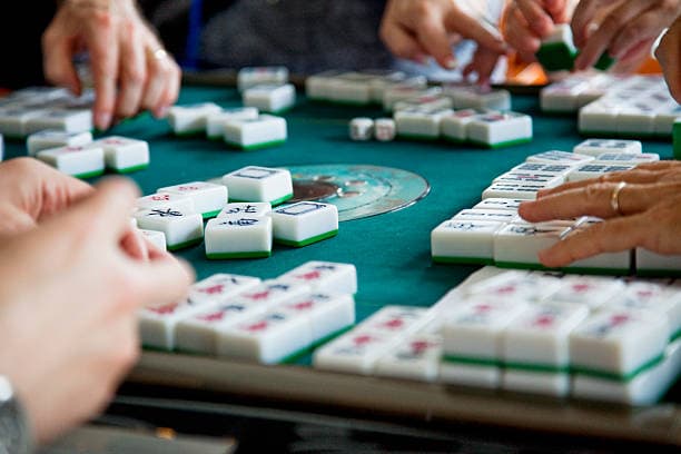 Sekelompok teman bermain mahjong bersama
