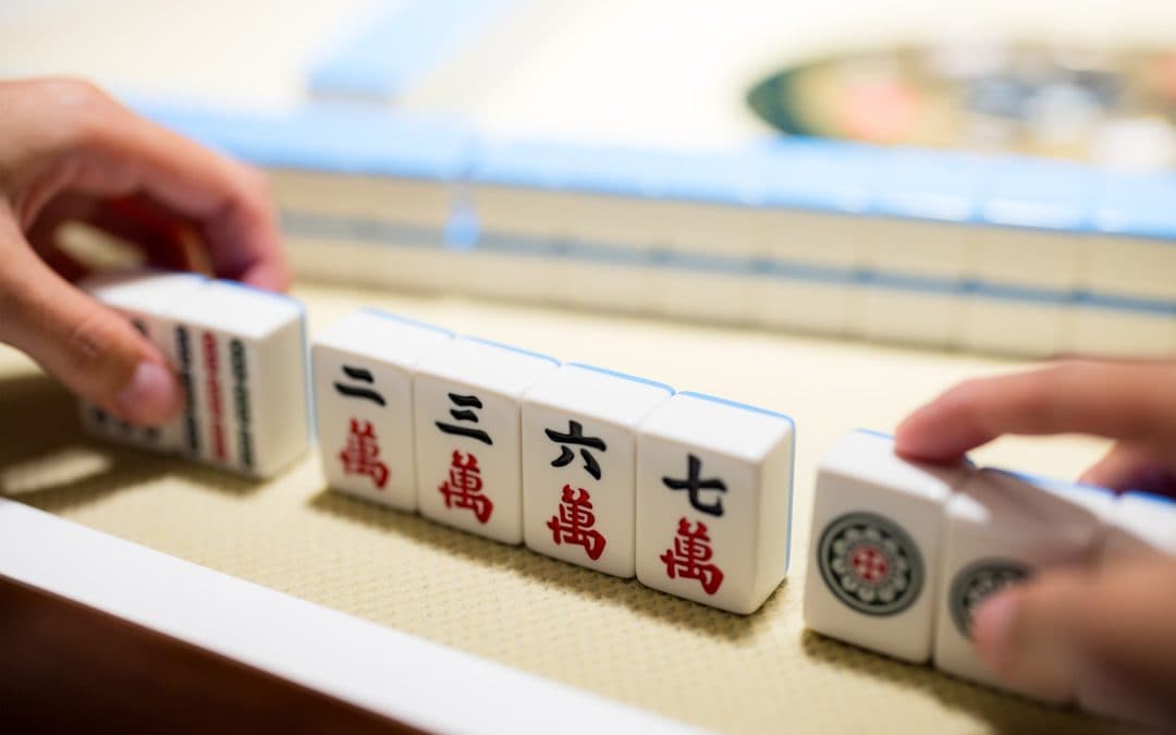 Set mahjong di atas meja berlapis kain hijau